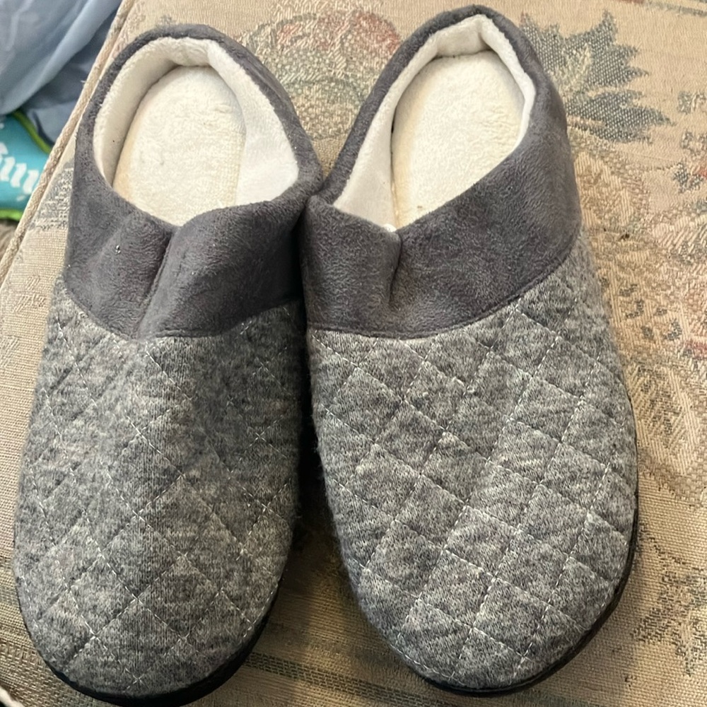 Ladies isotoner slippers 7 1/2